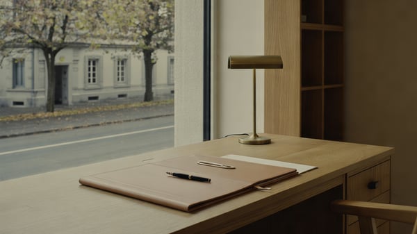 Eichenschreibtisch mit Ledermappe, Füllfeder und Messinglampe