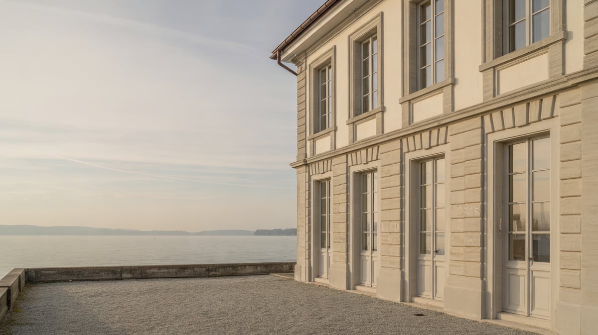 Symbolbild: Klassizistische Residenz mit Kieshof in Cologny