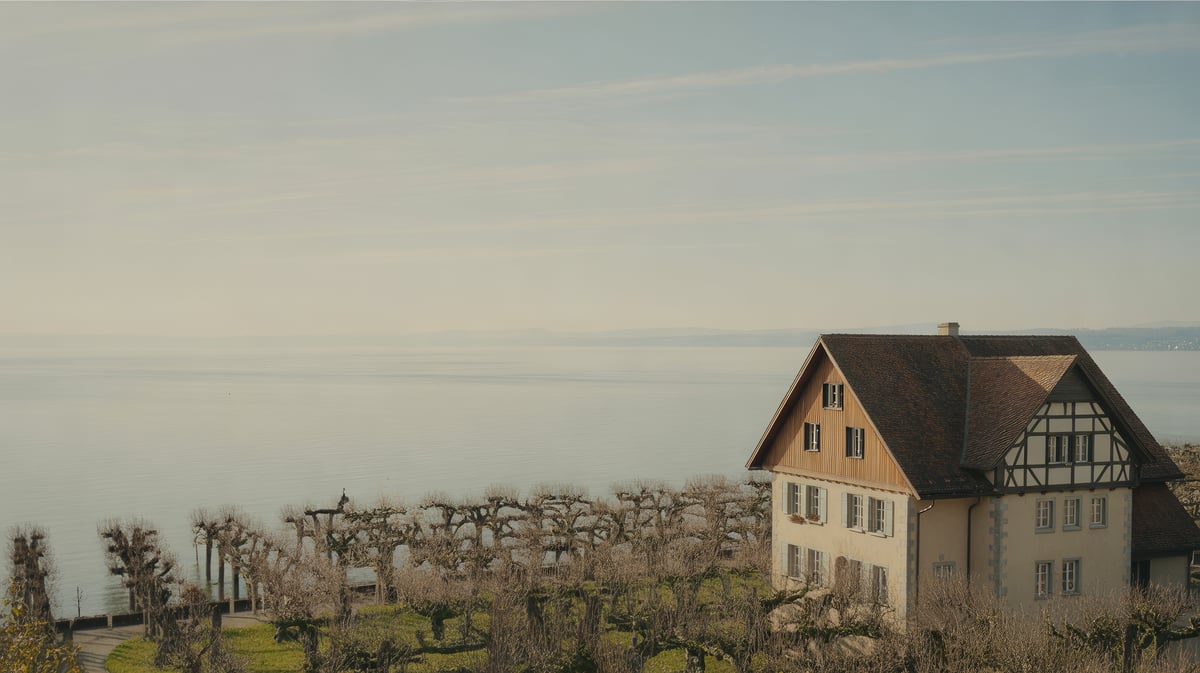 Obstgärten und Riegelhaus am Bodenseeufer
